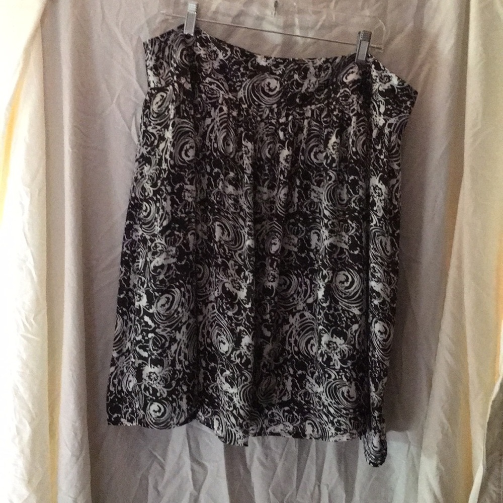 Peter Nygard black and white floral printed silky skirt.